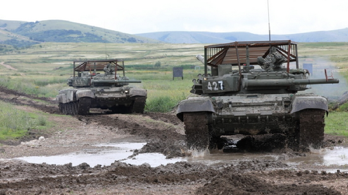 Російські танкові екіпажі відпрацьовують бойову стрілянину в окупованому Криму